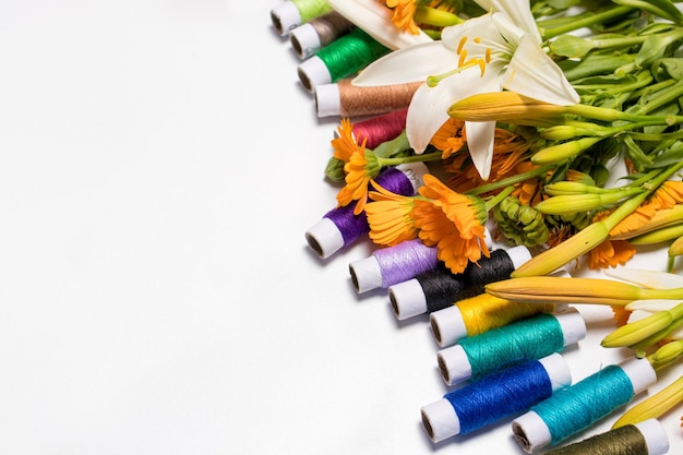 Zbliżenie ręki haftującej wzór