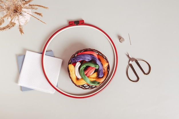 Obręcz z kwiatowym haftem